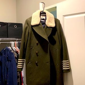 Tommy Hilfiger x Gigi Shearling-Collar: olive green military peacoat